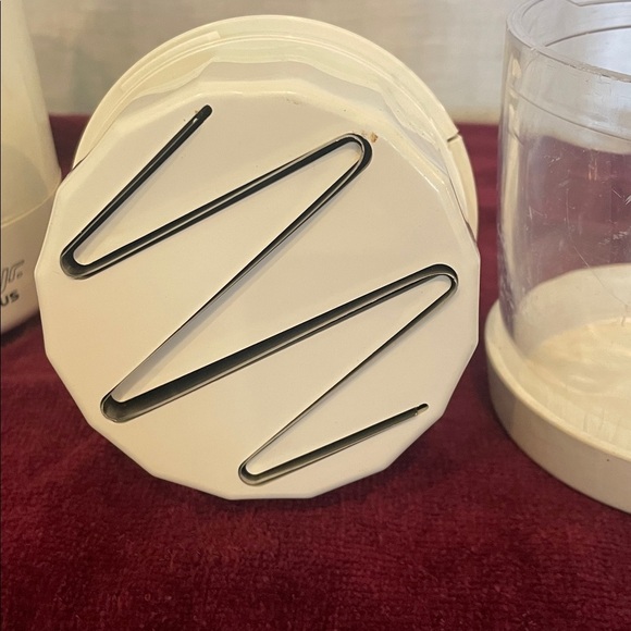 Pampered Chef White and Gray Manual Chopper - Picture 4 of 4